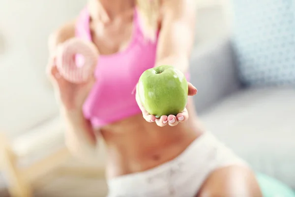 Sportieve vrouw met apple — Stockfoto