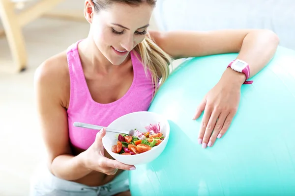 Jonge vrouw eten gezonde salade — Stockfoto