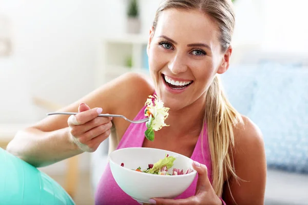 Jovem mulher comendo salada saudável — Fotografia de Stock