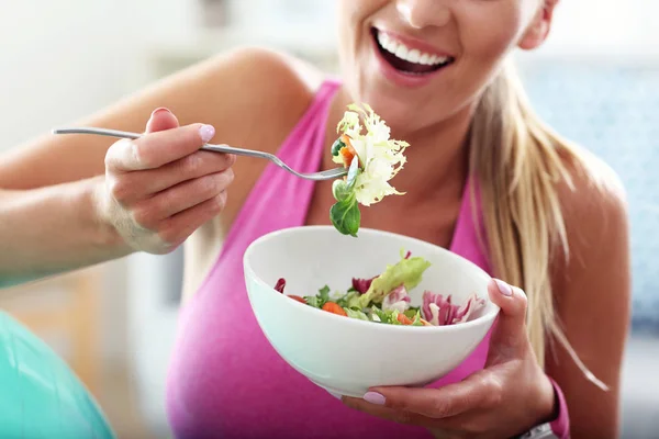 Молода жінка їсть здоровий салат — стокове фото