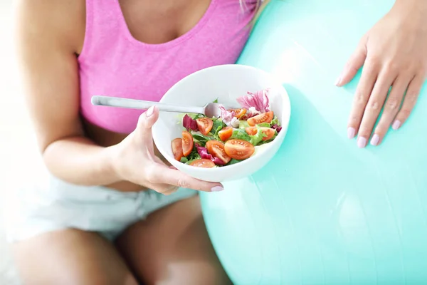 Mulher comendo salada saudável — Fotografia de Stock