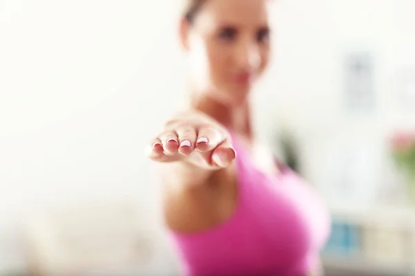 Sportieve vrouw thuis uit te werken — Stockfoto