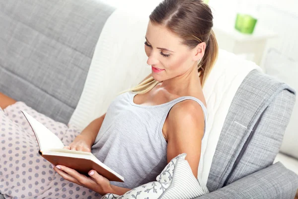 Glückliche Frau beim Lesen zu Hause — Stockfoto