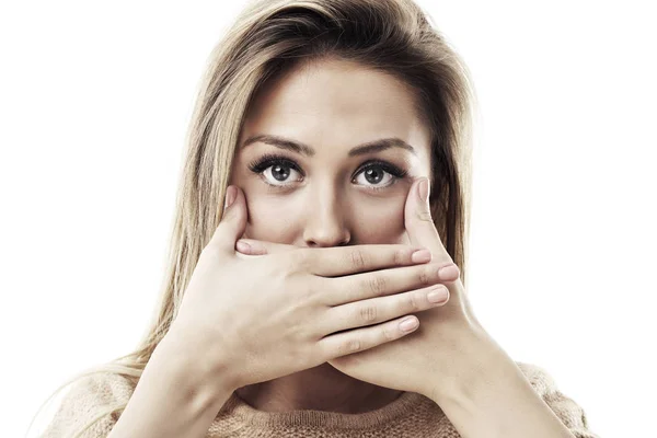 Mujer asustada mirando a la cámara — Foto de Stock