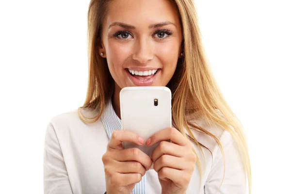 Mujer de negocios usando teléfono móvil — Foto de Stock