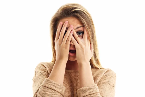 Paura donna guardando la fotocamera isolata su uno sfondo bianco — Foto Stock