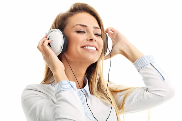 Femme avec écouteurs écoutant de la musique — Photo