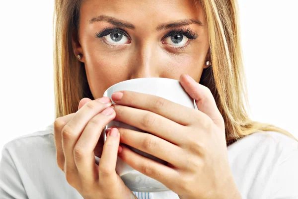 Доросла жінка п'є чашку чаю — стокове фото