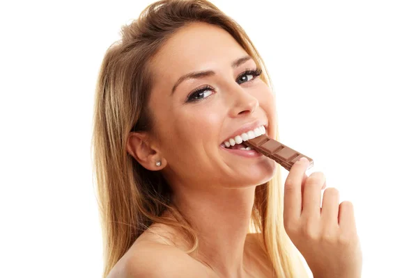 Hermosa mujer sosteniendo chocolate — Foto de Stock