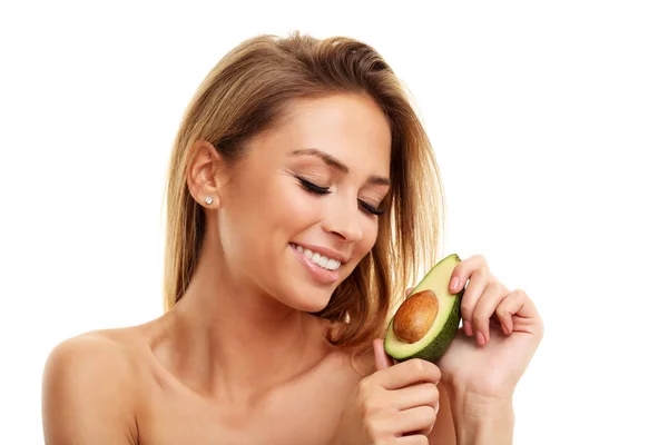 Привлекательная взрослая женщина с авокадо — стоковое фото