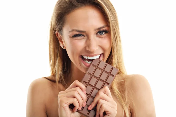 Hermosa mujer sosteniendo chocolate — Foto de Stock