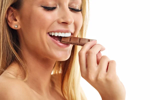 Vacker kvinna anläggning choklad — Stockfoto
