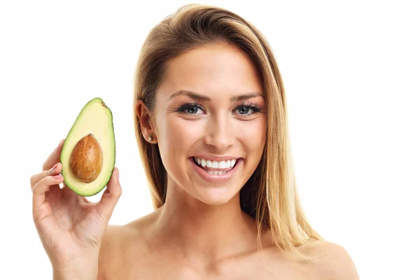 Attraktive erwachsene Frau mit Avocado — Stockfoto