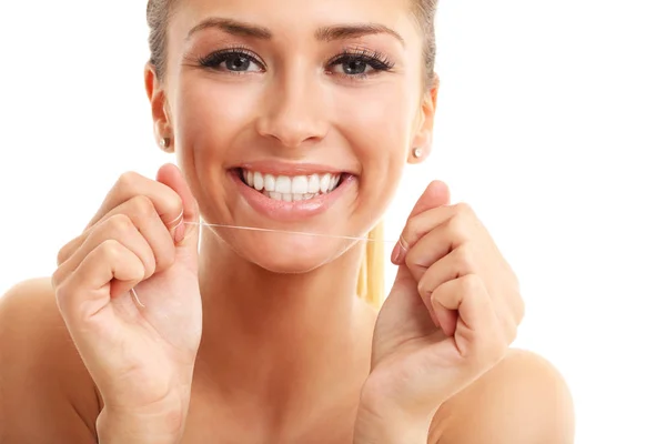 Mujer usando hilo dental — Foto de Stock