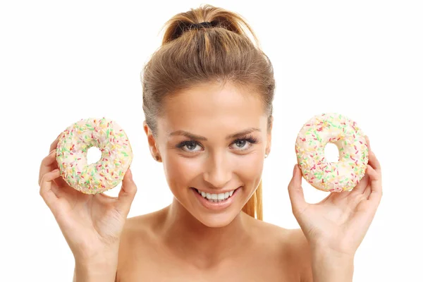 Vrouw poseren met donuts — Stockfoto