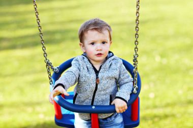 küçük çocuk having fun 