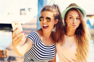 Güzel kadınlar eğleniyor