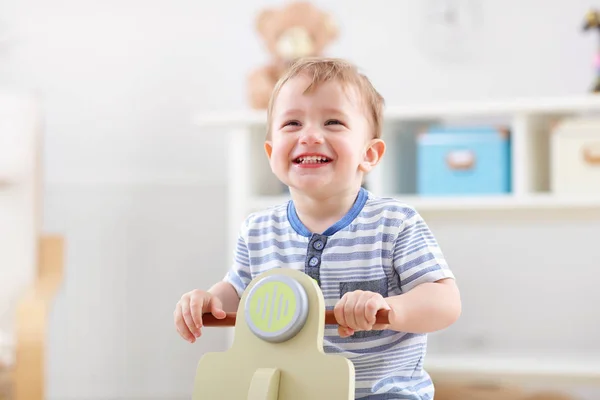 Menino balançando em uma cadeira de balanço — Fotografia de Stock