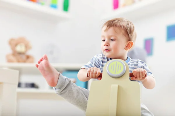 Babyjongen swingen op een schommelstoel — Stockfoto