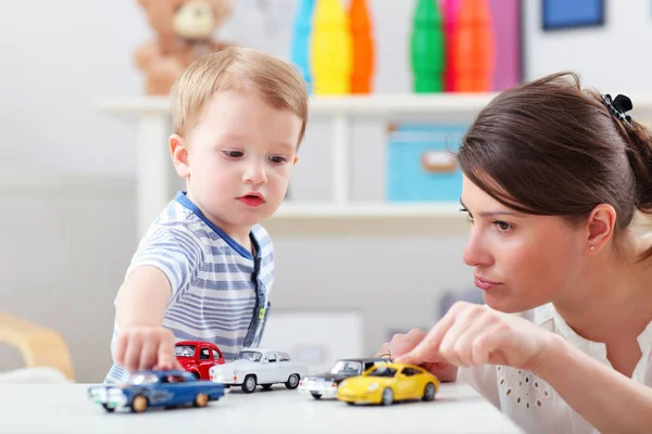 Mãe feliz brincando com o menino — Fotografia de Stock