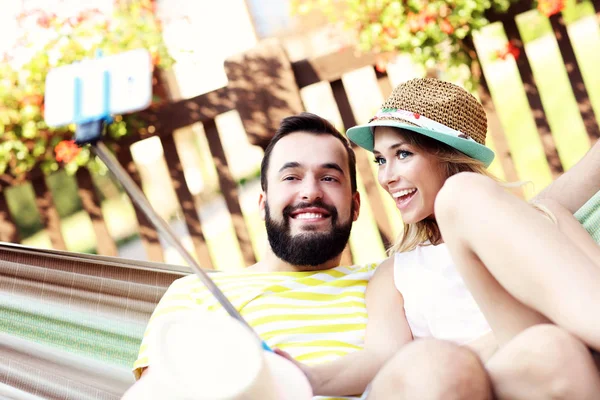 Casal feliz se divertindo ao ar livre — Fotografia de Stock