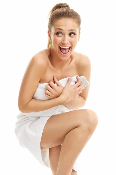 Mulher bonita com toalha após o banho — Fotografia de Stock