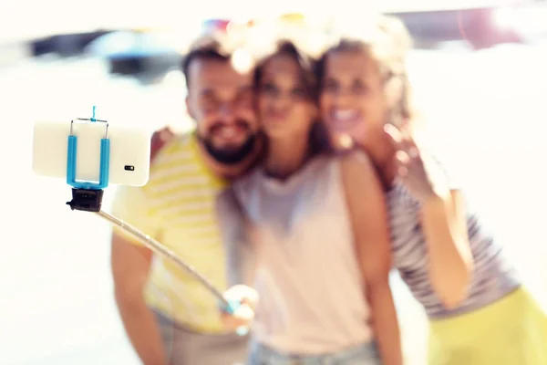 Grupo de amigos divirtiéndose al aire libre —  Fotos de Stock