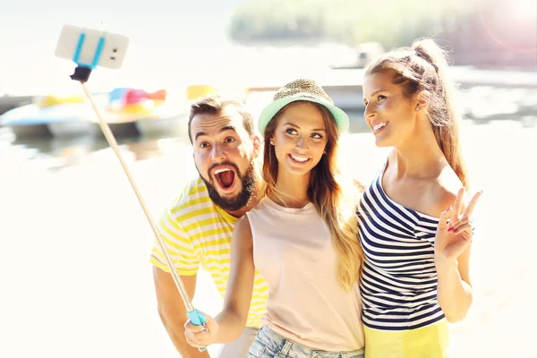 Gruppe von Freunden, die Spaß haben — Stockfoto