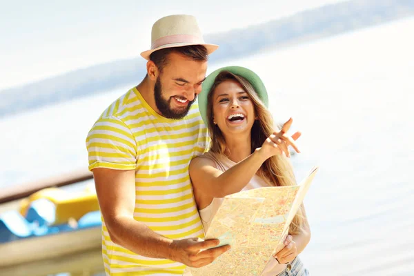 Feliz pareja divirtiéndose al aire libre — Foto de Stock