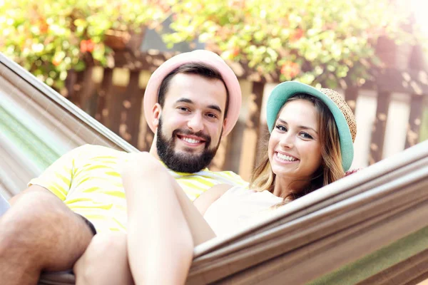 Glückliches Paar hat Spaß im Freien — Stockfoto