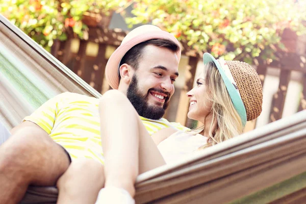 Casal feliz se divertindo ao ar livre — Fotografia de Stock