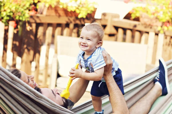 Padres felices jugando con chico — Foto de Stock