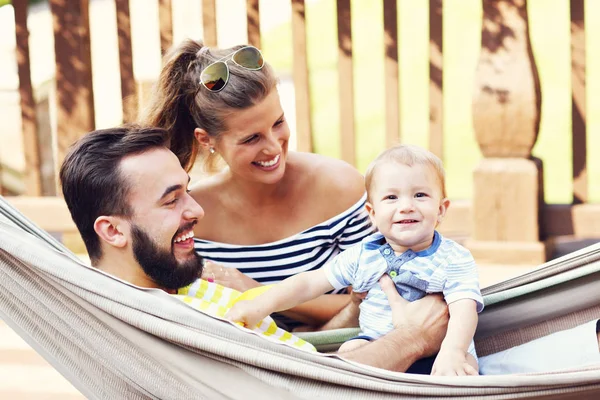 Glückliche Eltern spielen mit ihrem kleinen Jungen in der Hängematte — Stockfoto
