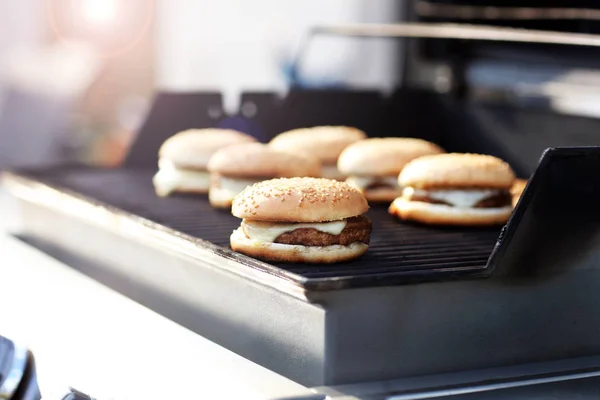 Cheeseburgers na grelha — Fotografia de Stock