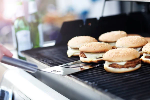 Cheeseburger auf dem Grill — Stockfoto