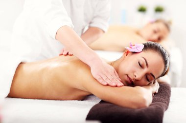 İki güzel kadın masaj yaptırıyor.