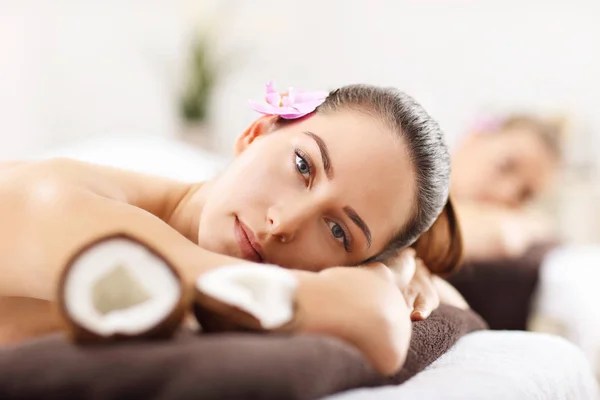 Mulheres recebendo massagem no spa — Fotografia de Stock