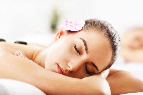 Vrouw krijgen massage in spa — Stockfoto