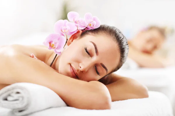 Mulheres recebendo massagem no spa — Fotografia de Stock