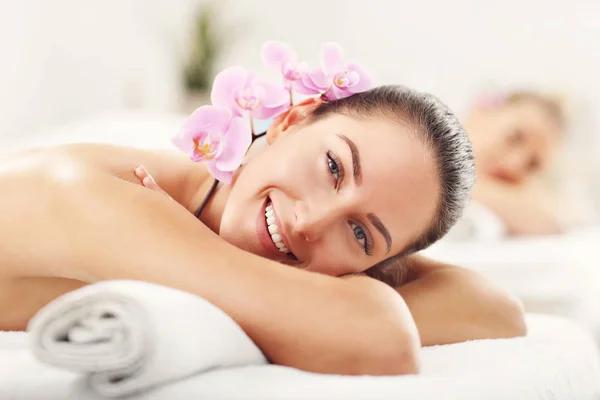 Women getting massage in spa — Stock Photo, Image