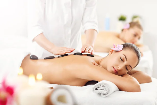 Frauen bekommen Massage im Wellnessbereich — Stockfoto