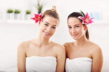 Spa iki güzel kadın