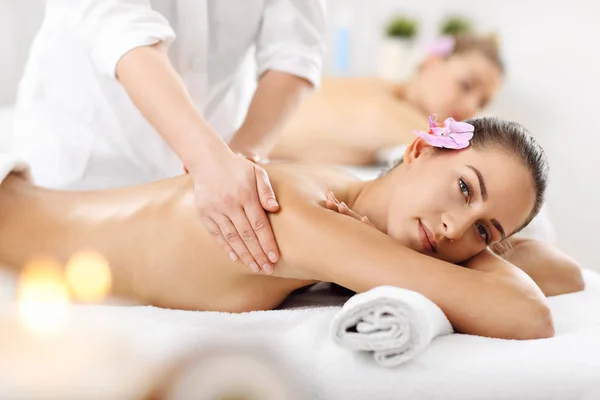 Femmes se faire masser au spa — Photo