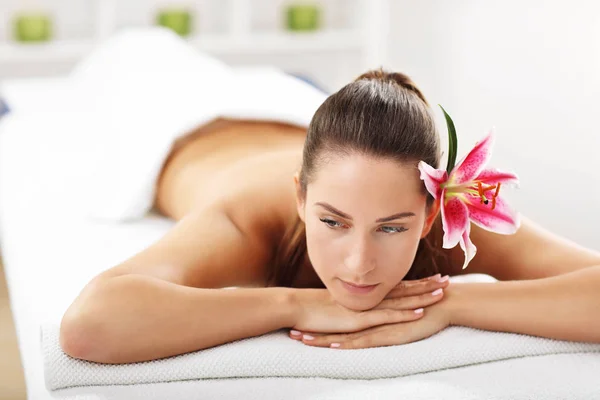 Kvinnor som får massage i spa — Stockfoto