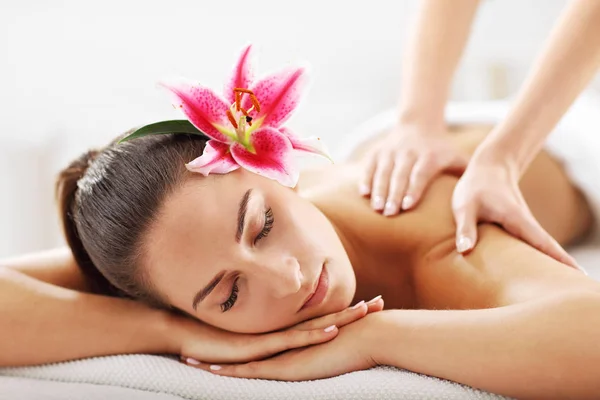 Mujer recibiendo masaje en spa —  Fotos de Stock