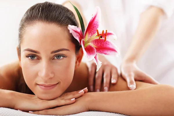 Frau bekommt Massage im Wellnessbereich — Stockfoto