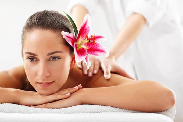 Vrouw krijgen massage in spa — Stockfoto