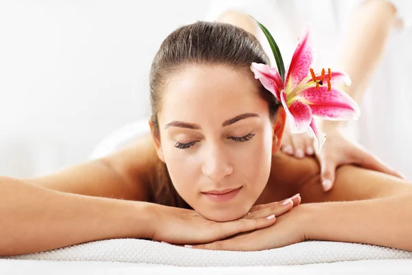 Frau bekommt Massage im Wellnessbereich — Stockfoto