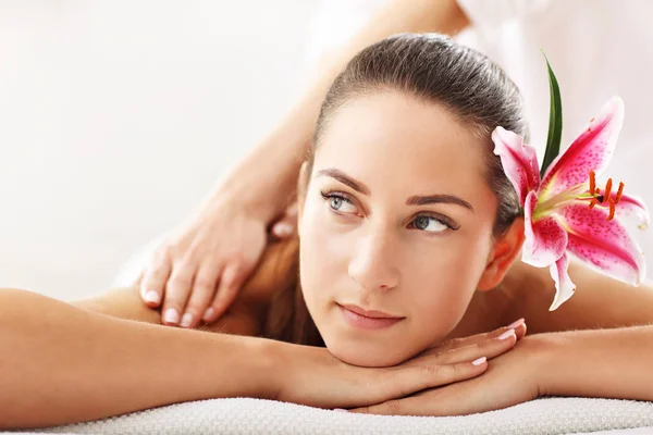 Mujer recibiendo masaje en spa — Foto de Stock