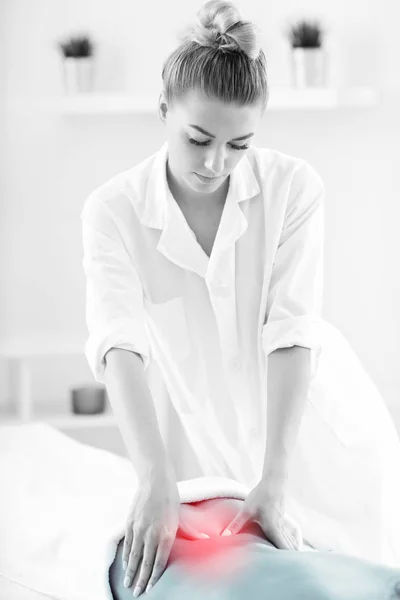 Mujer recibiendo masaje en spa —  Fotos de Stock